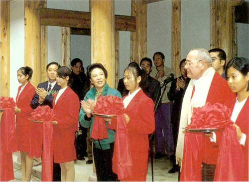 安思远与王立梅为修复的皖南民居剪彩 1副本 缩图