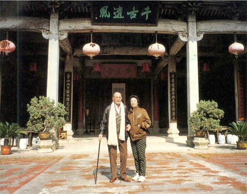 安思远先生与王立梅在皖南古民居前 2 缩图