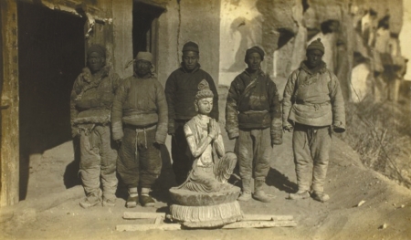 1924年,华尔纳将莫高窟第328窟一尊供养菩萨像劫往美国。(图片来自敦煌研究院)