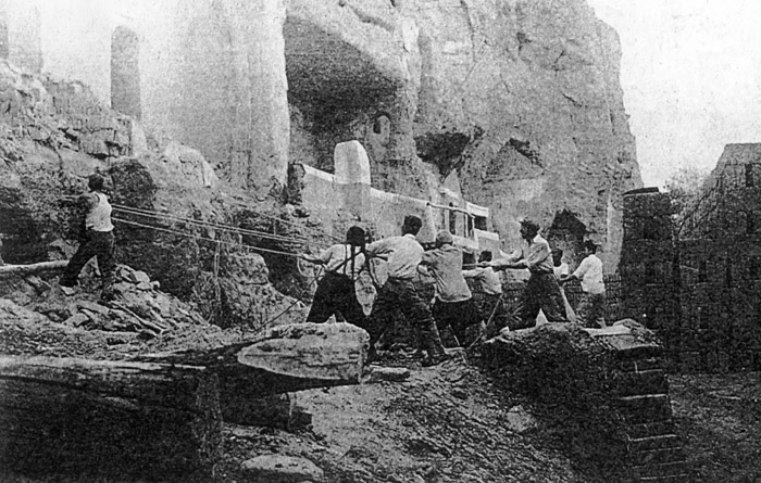 1953年拆除莫高窟前土台时发现编号为447的洞窟。这是用绳索拉拆土台的老照片。 缩图