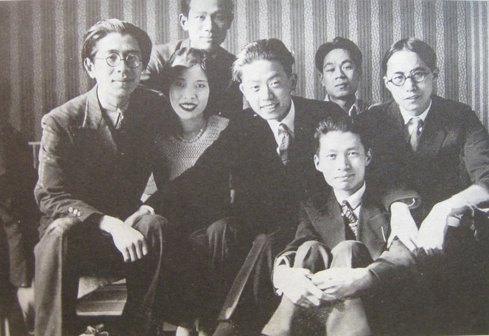 1934年，中国留法艺术家学会成员在常书鸿家中聚会，从左至右为常书鸿、陈芝秀、王临乙、陈士文、曾竹君、吕斯百、韩乐然。 副本缩图