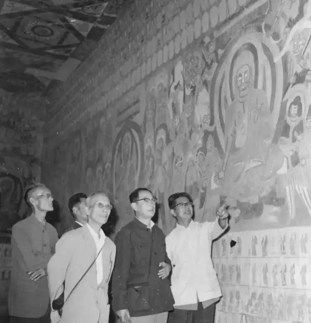 1979年，敦煌，常书鸿在428窟带领参观