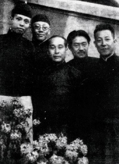 1929 年，袁克文与《北洋画报》同仁合影。左起依次为：蒋君稼，袁克文，包丹庭，王小隐，潘经荪。张伯驹1956 年入住的北京后海南沿宅院，原先即为包丹庭居所