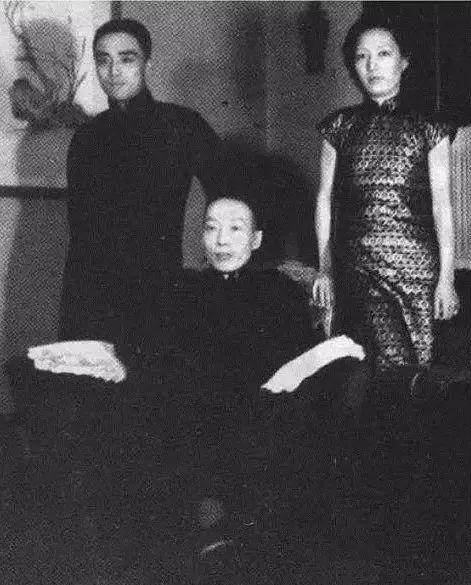 余叔岩与徒弟李少春、孟小冬之合影