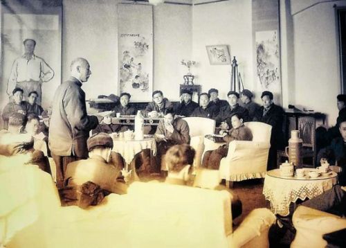 1962年，时任吉林省博物馆副馆长的张伯驹（站立者）在学术年会上发言。