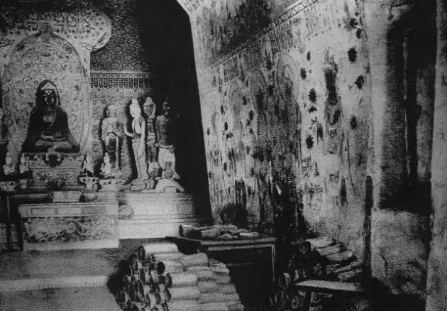1907年，斯坦因拍摄的敦煌藏经洞