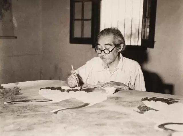 ▲1959年暑假在炎热天气下艰苦的环境中静心绘制《松龄鹤寿》图的情景。