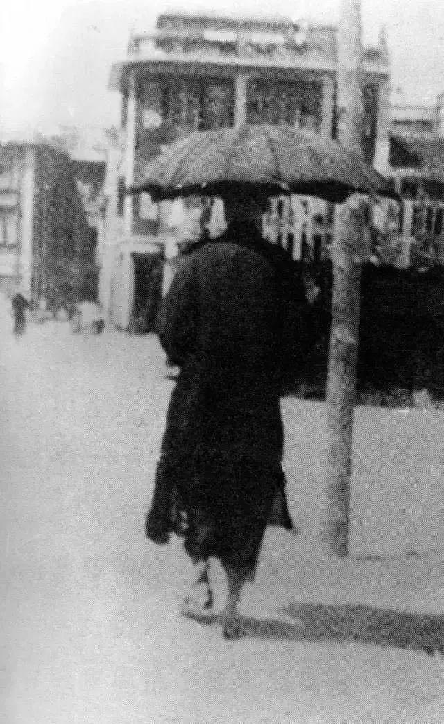 图为弘一大师潇洒之背影,1936年(57岁)摄于鼓浪屿.