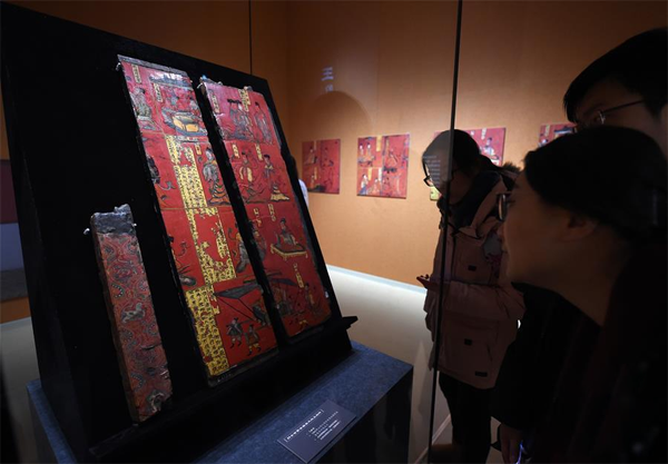 12月21日，观众在“琅琊王——从东晋到北魏”展览，参观山西大同石家寨北魏司马金龙夫妇墓出土的文物——列女古贤漆画屏风板及构件。 副本 缩图