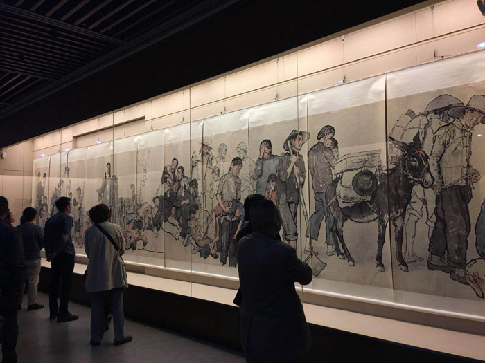 20171013 2017年《蜀山之上——四川现代四大名家画展》，观众站在蒋兆和《流民图》前。《流民图》原作高二米、长二十六米 缩图